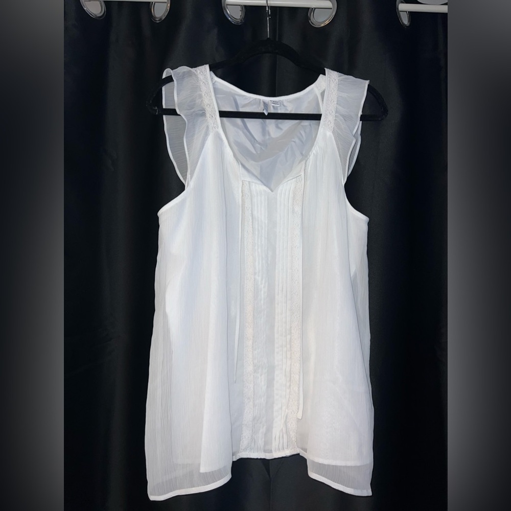 White Sleeveless V-Neck Neck Tank Top